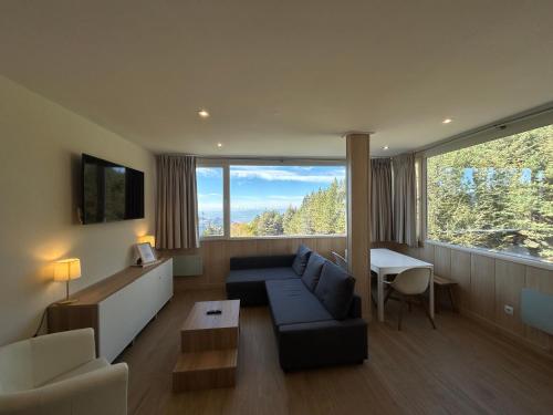 a living room with a couch and a table at Primavera Premium Sierra Nevada 4 in Sierra Nevada