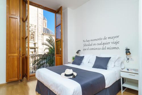 バレンシアにあるValencia Homeのベッドルーム(ベッド、帽子付)