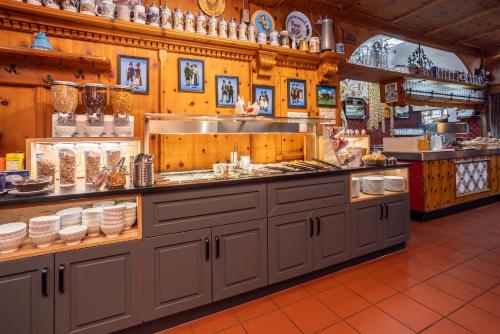 a kitchen with a counter with bowls and dishes at Hotel & Gasthof Fraundorfer in Garmisch-Partenkirchen