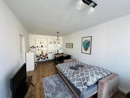 Un dormitorio con una cama y una sala de estar. en Warszawa Centralna Rooms, en Varsovia
