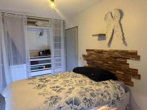 une chambre avec un lit et un mur de briques dans l'établissement Superbe Maison familiale, à Tours