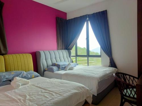 une chambre avec deux lits et une grande fenêtre dans l'établissement Kensington Sunrise sg, Palas Horizon,kea farm, à Brinchang