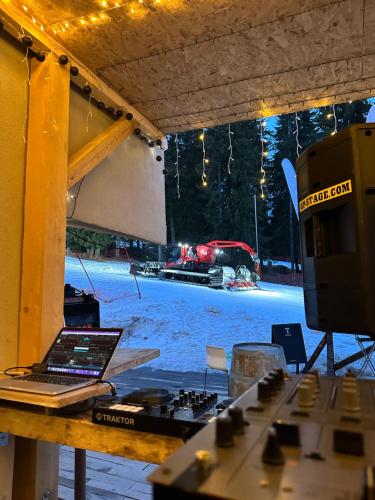 ein Laptop-Computer auf einem Tisch mit einem Herd in der Unterkunft STENATA Sport Apartments in Pamporowo