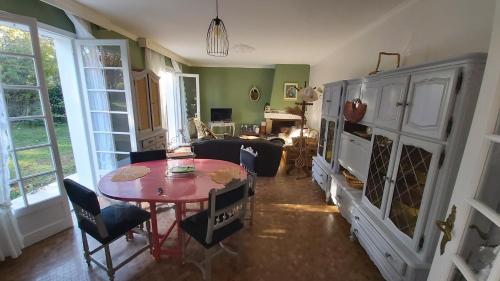 un salon avec une table et un canapé dans l'établissement Sentez-vous comme à la maison 3 chambres, à Noailles