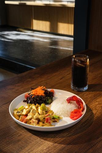 een bord eten met rijst en een glas frisdrank bij Yeldeğirmeni Konuk Evi in Istanbul