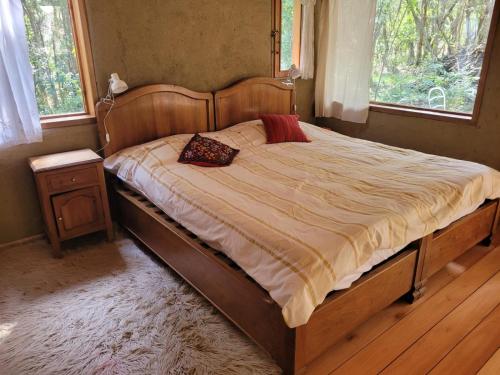 a bed with a wooden frame in a bedroom at Casa de montaña in Golondrinas