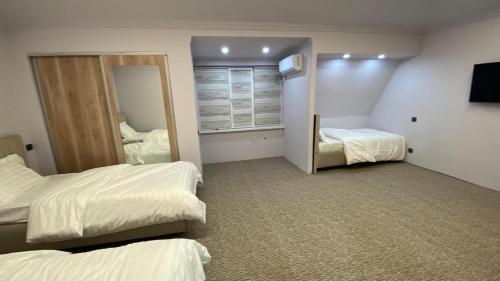 Ένα ή περισσότερα κρεβάτια σε δωμάτιο στο Happy Moments Hostel