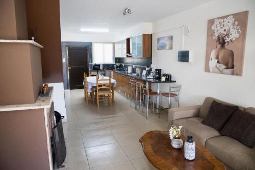 Kuchyň nebo kuchyňský kout v ubytování Ocean Breeze Townhouse near Venus Beach