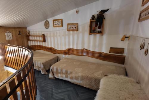 Cette chambre comprend deux lits et une rampe d'escalier. dans l'établissement MyHome - Génépis 33 - 4 pax skis aux pieds - Val Claret, à Tignes