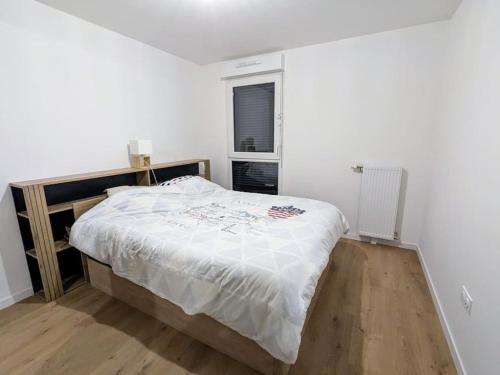 une chambre avec un grand lit dans une pièce blanche dans l'établissement Hébergement Verneuil tout confort neuf 68m carré, à Verneuil-sur-Seine