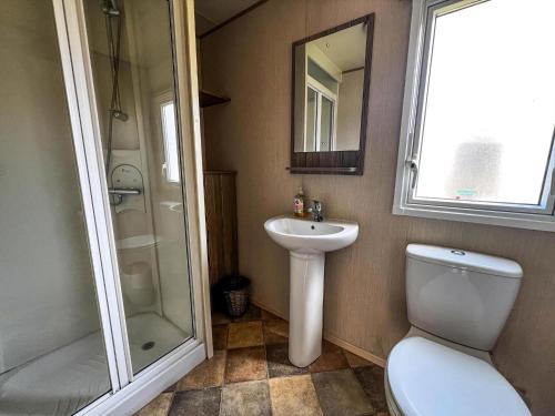Ένα μπάνιο στο Brilliant 8 Berth Caravan At Reighton Sands Holiday Park, Haven Ref 61053Rc