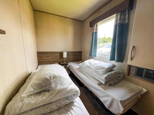 Ένα ή περισσότερα κρεβάτια σε δωμάτιο στο Brilliant 8 Berth Caravan At Reighton Sands Holiday Park, Haven Ref 61053Rc