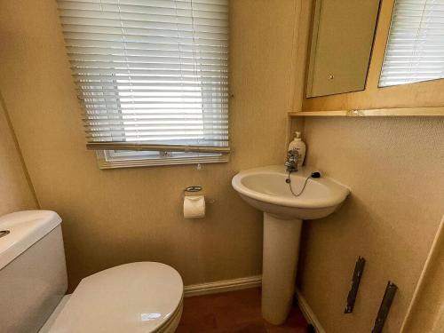 ハンスタントンにある6 Berth Caravan Nearby Hunstanton Beach Front In Norfolk Ref 13019Lのトイレと洗面台のある小さなバスルーム
