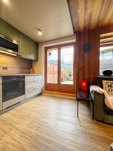 une cuisine avec une table et un ordinateur portable rouge sur une chaise dans l'établissement Megève appartement centre ville palais des sports, à Megève