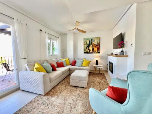 Χώρος καθιστικού στο Stunning apartment with overflow pool and golf view