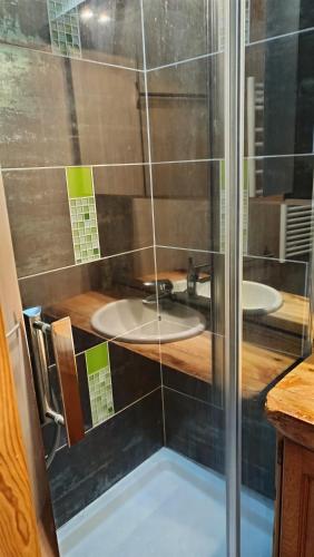 une salle de bain avec deux lavabos et deux miroirs dans l'établissement Appartement mansardé cocooning, à Saint-Martin-Vésubie