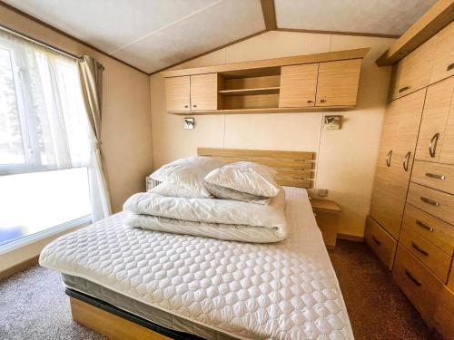 Postel nebo postele na pokoji v ubytování Great 6 Berth Caravan By The Beach At California Cliffs In Scratby Ref 50010L
