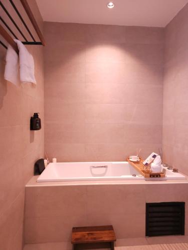 Un baño de The Palm Suite Tanjung Tokong