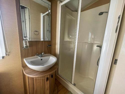 une salle de bain avec lavabo et douche dans l'établissement Stunning 6 Berth Caravan For Hire In Norfolk, Close To The Beach, Ref 19129S, à Scratby