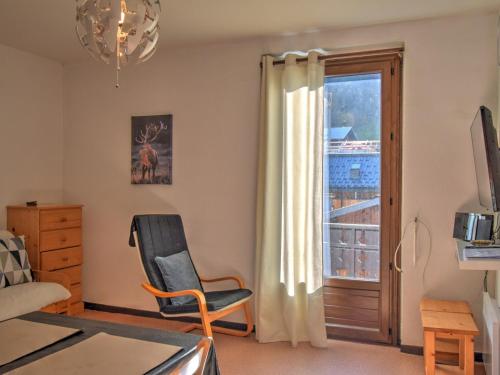 un salon avec une chaise et une fenêtre dans l'établissement Appartement 2 pièces pour 4 personnes avec balcon au centre de Morzine, proche pistes et commerces - FR-1-524-55, à Morzine