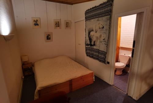 une petite chambre avec un lit et des toilettes dans l'établissement MyHome - Génépis 35 - Duplex 6 pax skis aux pieds - Val Claret, à Tignes
