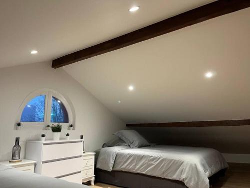 une chambre avec deux lits et une fenêtre dans l'établissement BX - Maison 10 rooms - 12 beds - metro PARIS EXPO, à Montrouge