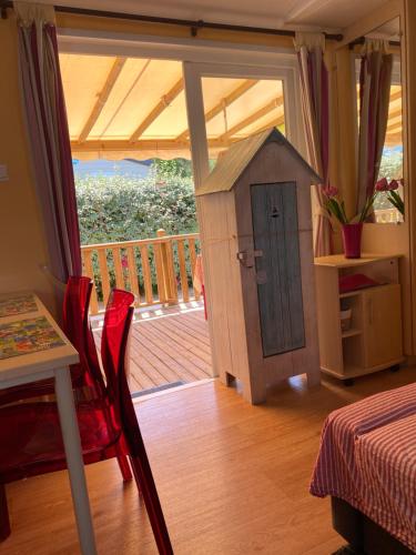 a room with a table and a dog house at Le Lolipop in Capbreton