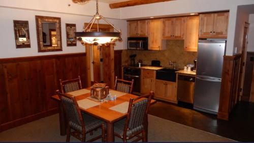 Η κουζίνα ή μικρή κουζίνα στο Whiteface Lodge
