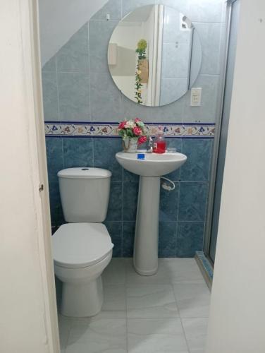 a bathroom with a toilet and a sink at Apartamento cerca a Medellín - Puerta del norte Bello in Machado