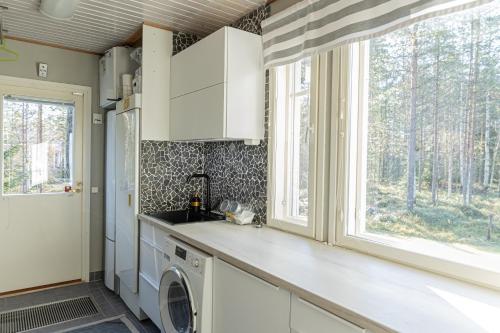 Η κουζίνα ή μικρή κουζίνα στο Villa Aurora Sinettä by BookLapland