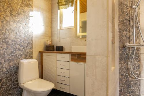 Ένα μπάνιο στο Villa Aurora Sinettä by BookLapland
