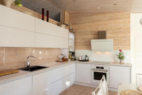 Η κουζίνα ή μικρή κουζίνα στο Villa Aurora Sinettä by BookLapland