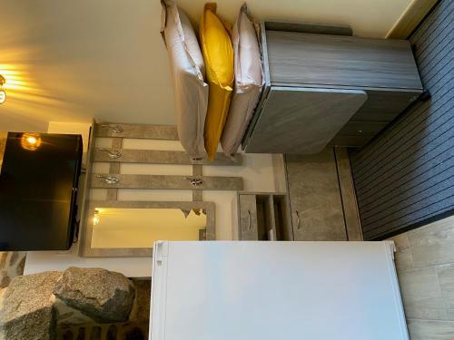 a room with a refrigerator and a staircase with a banana at Tiny breyz in Cohiniac