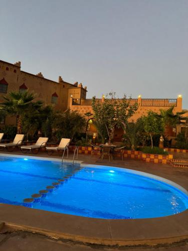 La alberca dentro o cerca de Kasbah Ait BenHadda