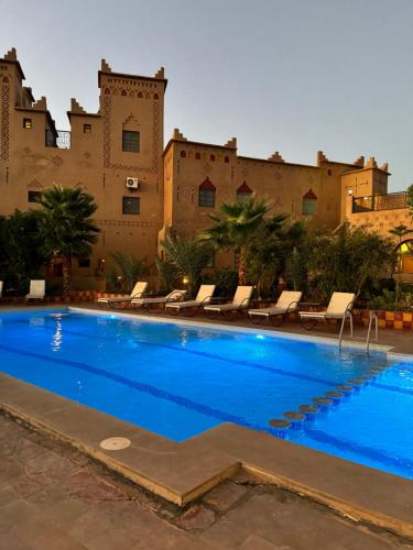 La alberca dentro o cerca de Kasbah Ait BenHadda
