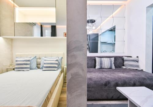 un dormitorio con una cama y un sofá en Tsar Simeon 65 Studio (With Parking space), en Sofía