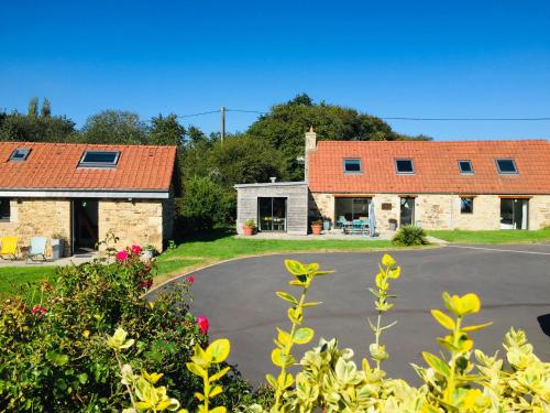 - une vue sur l'établissement depuis l'allée dans l'établissement Le Penn Ty, à Trébeurden