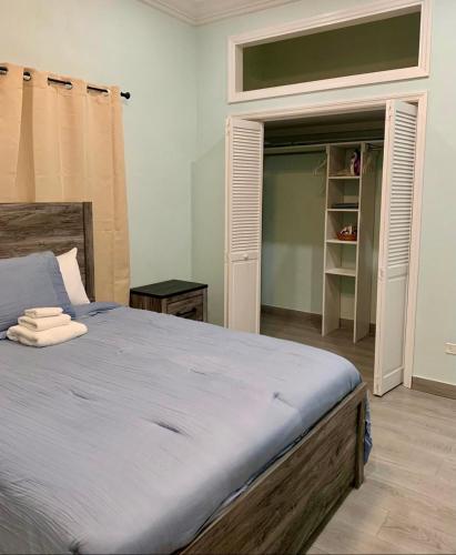 una camera da letto con un letto grande e un armadio di Sunset Serenity a Nassau