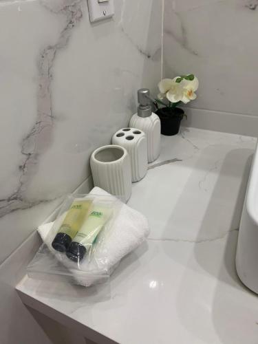 un piano del bagno bianco con lavandino e WC di Sunset Serenity a Nassau