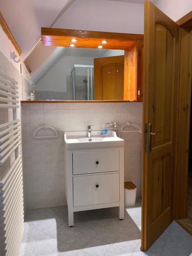 łazienka z umywalką i lustrem w obiekcie Emese Apartman Cserszegtomaj w mieście Cserszegtomaj