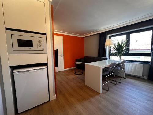 a living room with a kitchen and a dining room table at OTTO Tunalı Houses in Ankara