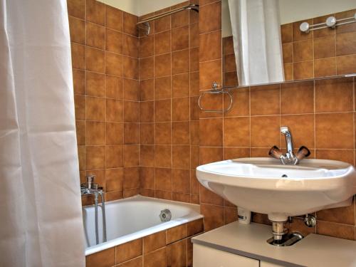 une salle de bain avec un lavabo et une baignoire dans l'établissement Appartement 2 pièces pour 4 personnes avec balcon au centre de Morzine, proche pistes et commerces - FR-1-524-55, à Morzine