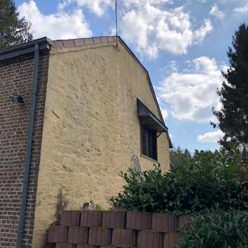 a brick building with a window on the side of it at Les Ruisseaux in Gedinne