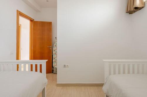 Beachfront Escape - Panoramic View and Spacious Terraceにあるベッド