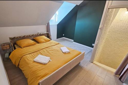 une chambre avec un lit avec deux serviettes dessus dans l'établissement Résidence des 4 mares, à Amfreville-la-Mi-Voie