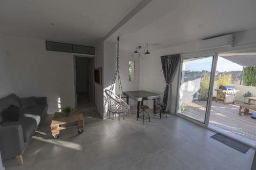 un salon avec un canapé et une table dans l'établissement La Petite Gloriette, à Allauch