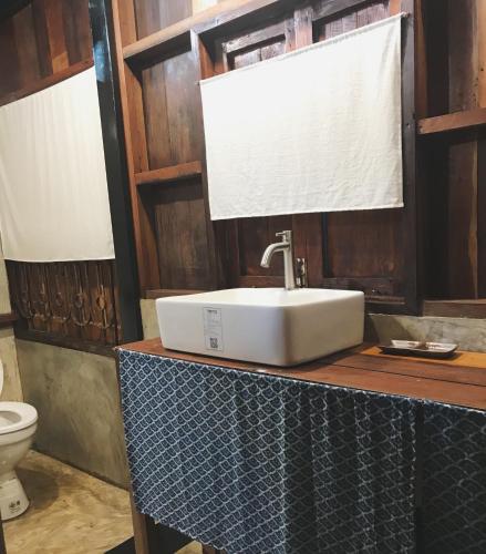 a bathroom with a sink and a toilet at mrhandsome phayao in Ban Mae Ka Hua Thung