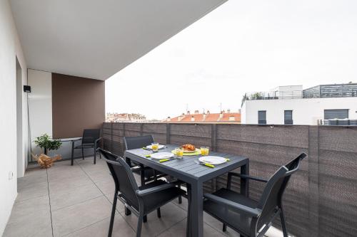 d'une table à manger et de chaises sur un balcon. dans l'établissement Bienvenue 2 piece clim parking, à Menton