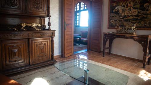a room with a fireplace and a table in a room at Extrait d'atlas in Tafza