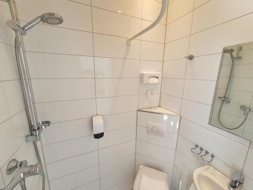 a bathroom with a shower and a toilet at Aparthotel B & L in Bremen